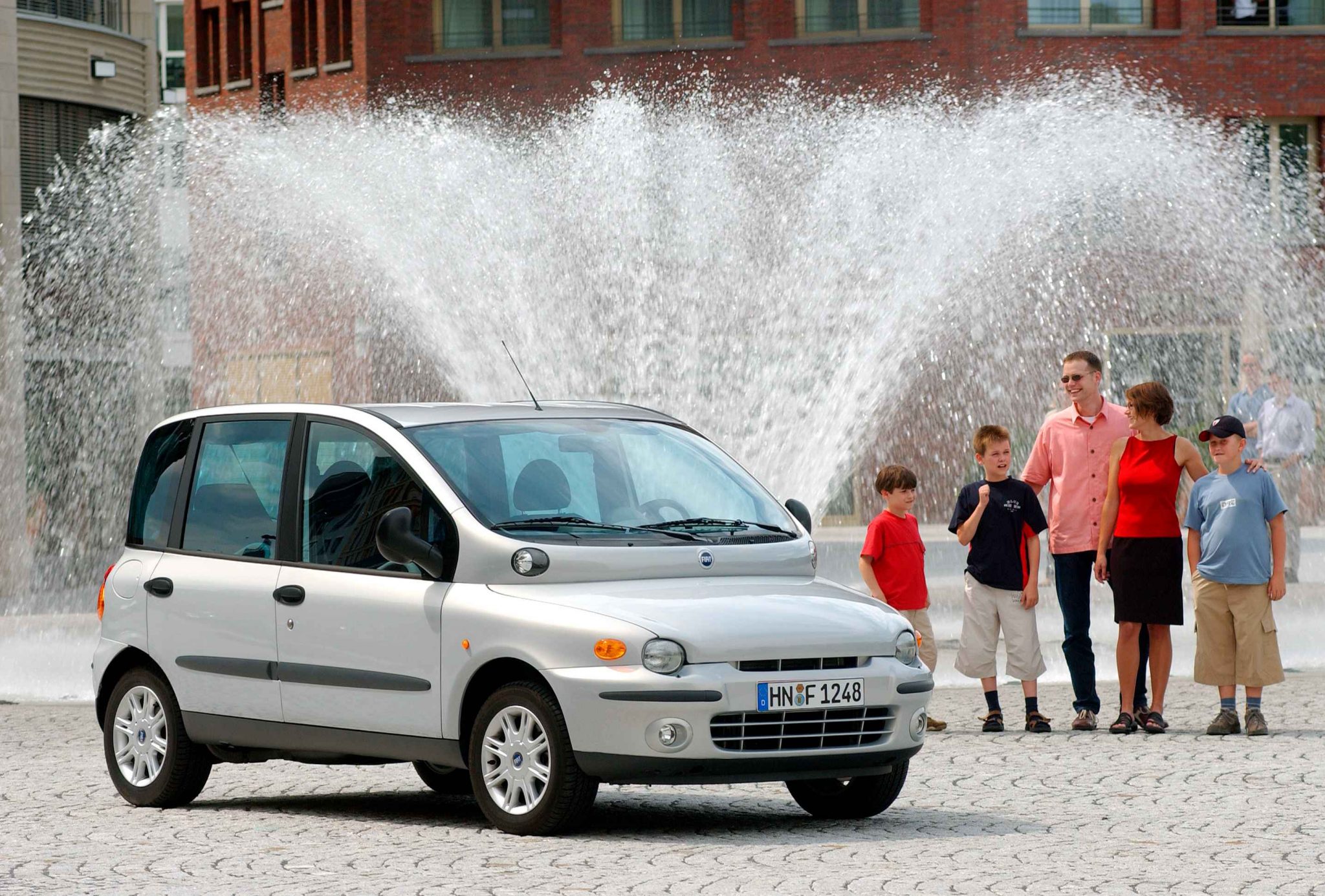 Fiat Multipla и нога