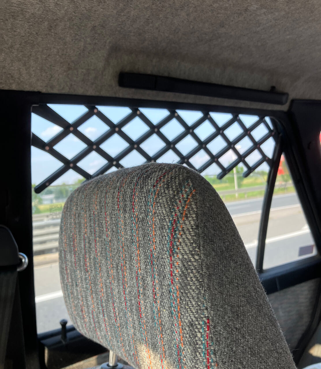 Gadżety do auta: funkcjonalna krata okienna do samochodu. Kiedy przydatna?