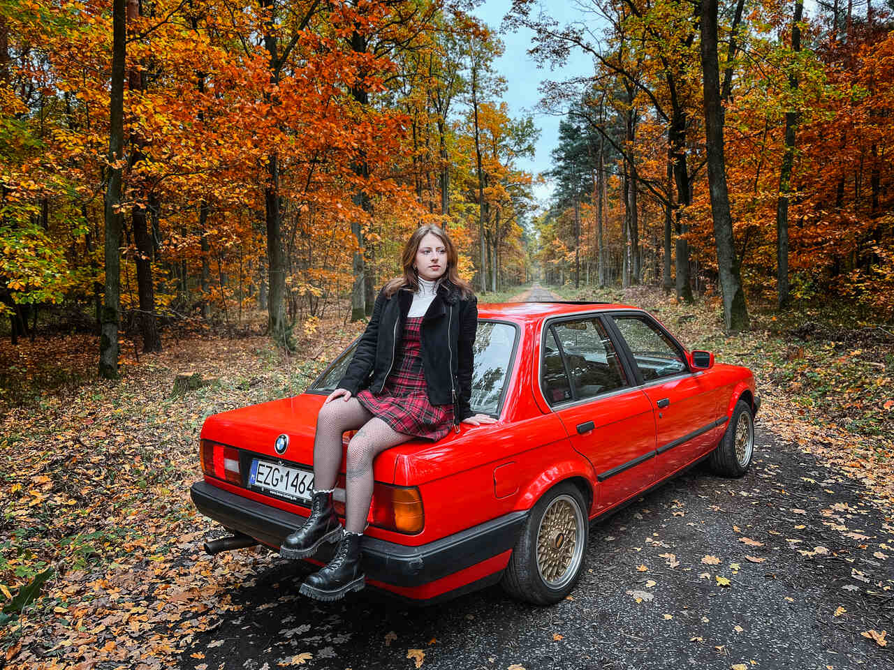 Karolina i jej BMW E30. Choć to 316i, ambicje są ogromne. Czerwony lakier przyciąga!